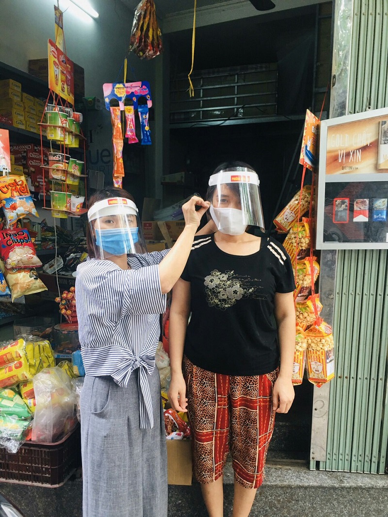 Hội phụ nữ tặng mũ chắn giọt bắn cho hội vi&ecirc;n