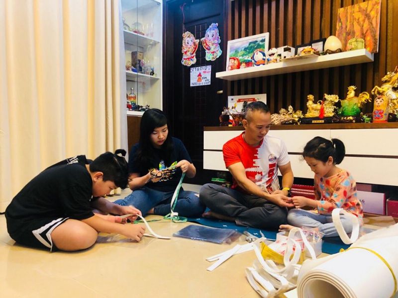 Mỗi người mỗi công đoạn, các con rất hào hứng