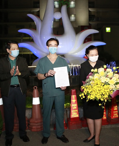 Giám đốc Bệnh viện Bạch Mai trong giây phút đáng nhớ, nhận quyết định gỡ phong tỏa