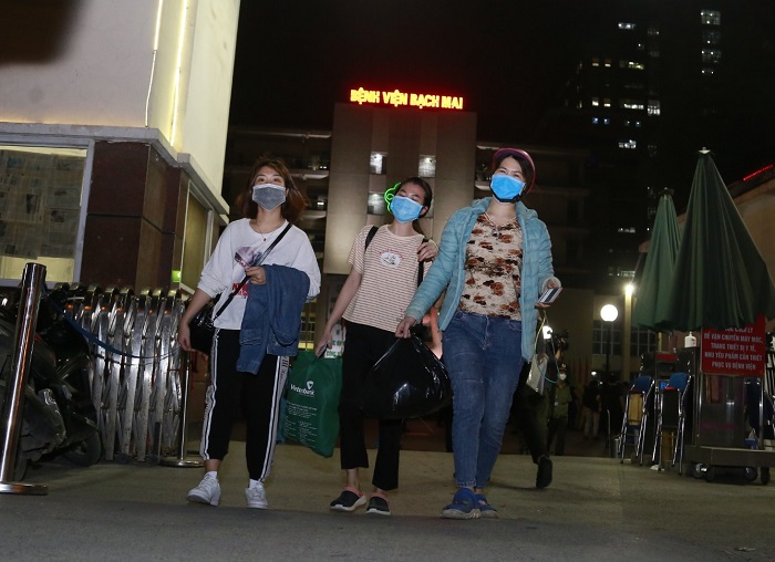 Nhân vên y tế trong niềm hạnh phúc được trở về nhà