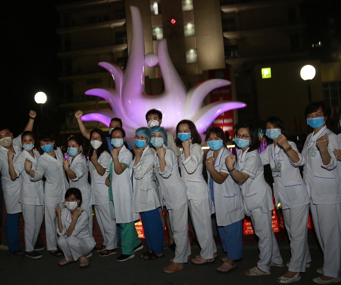 Xúc động khoảnh khắc vỡ oà Bệnh viện Bạch Mai gỡ phong toả