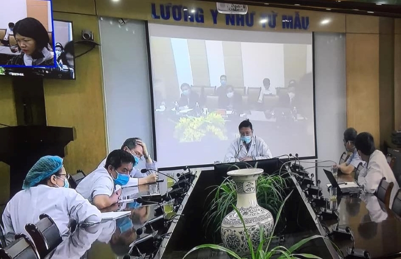 Các bác sĩ đầu ngành hội chẩn phương pháp điều trị cho những bệnh nhân nặng mắc Covid-19.