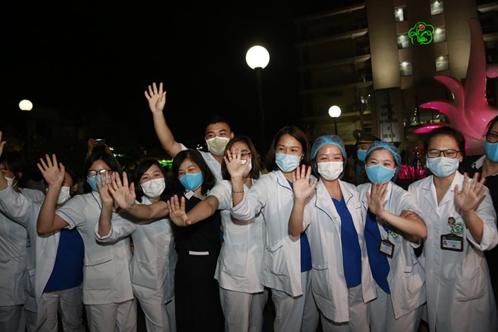 Nhân viên bệnh viện vui mừng trong giờ phút hết cách ly