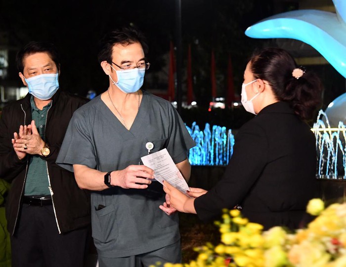 Đại diện UBND P. Phương Mai (Q.Đống Đa) trao quyết định chấm dứt cách ly cho Giám đốc BV Bạch Mai.
