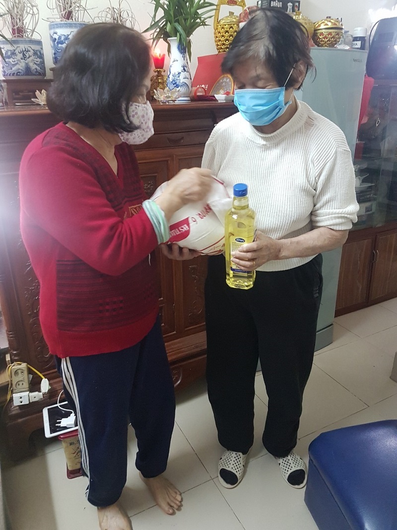 C&aacute;c gia đ&igrave;nh nhận hỗ trợ nhu yếu phẩm của hội LHPN phường Liễu Giai tặng