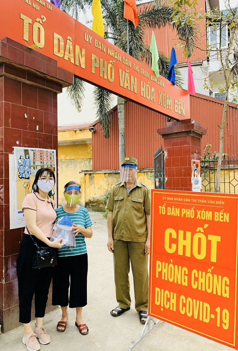 Hội Phụ nữ Thị trấn Văn Điển làm 300 chiếc mũ chống giọt bắn tặng các chốt trực, đại diện hộ kinh doanh mặt hàng thiết yếu phòng chống dịch; các nhóm may cử 1 -2 thành viên tiếp tục may khẩu trang phục vụ công tác phòng chống dịch và tặng nhân dân.