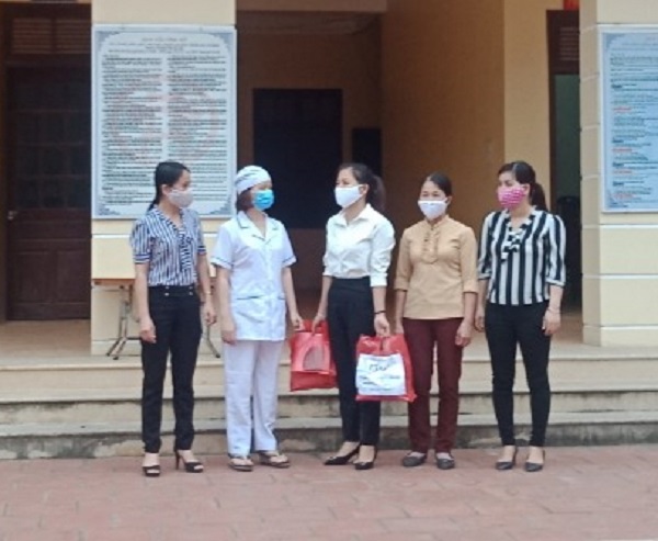 Trước đó, ngày 11/4, Hội LHPN huyện Ba Vì đã  tặng quà cho 15 gia đình hội viên có người bị cách ly tại 10 xã trên địa bàn huyện tổng trị giá 10 triệu đồng