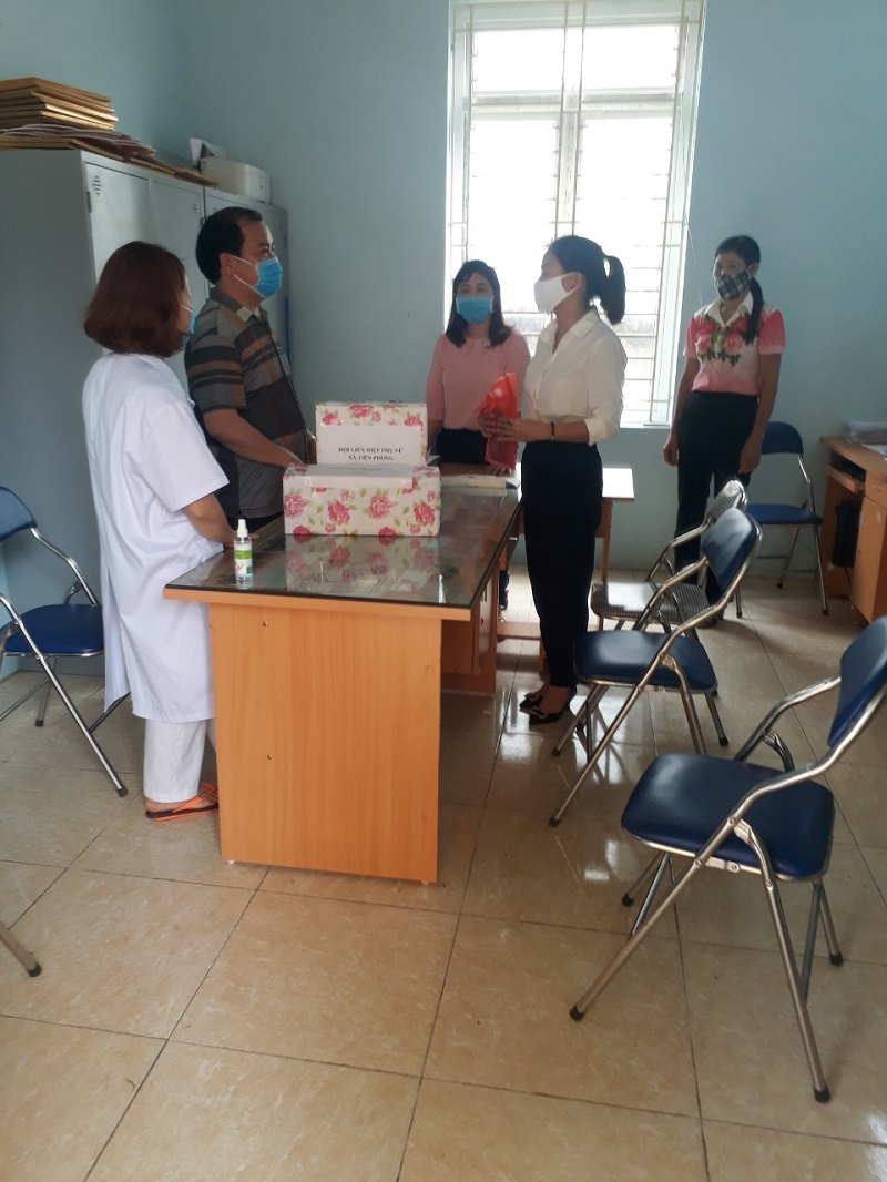 Hội LHPN huyện Ba Vì thăm hỏi tặng quà các những người thực hiện cách ly trên địa bàn