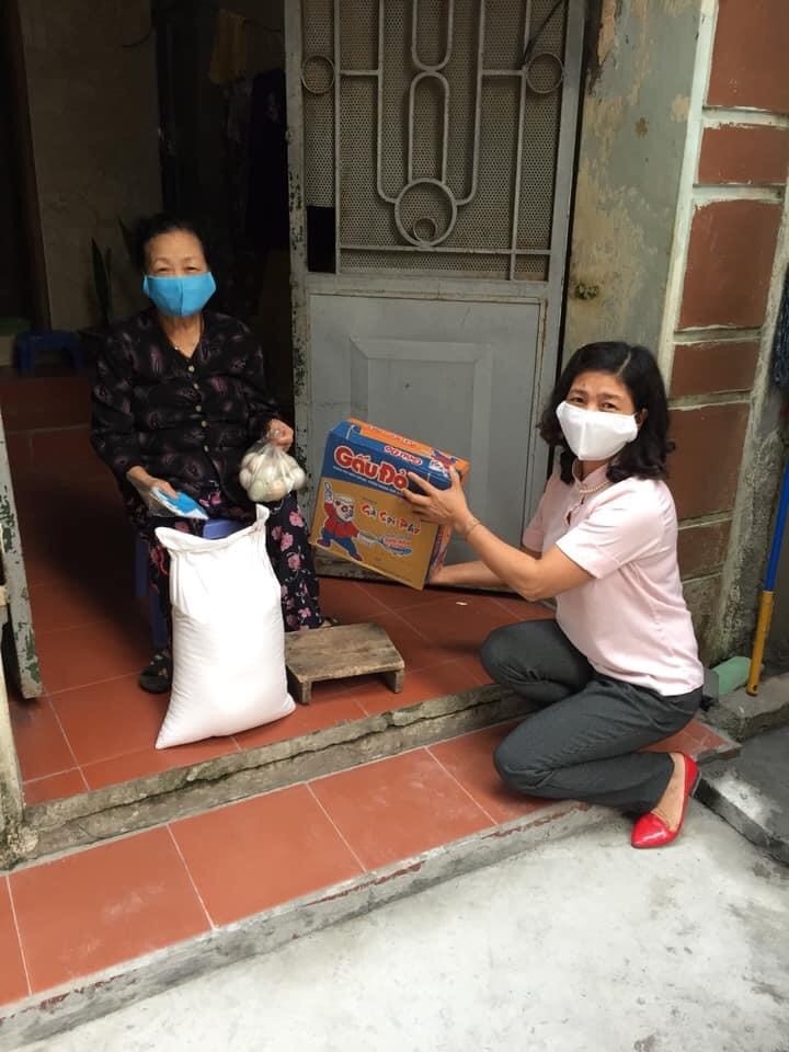 Các cấp Hội Phụ nữ Quận Nam Từ Liêm tiếp tục phối hợp tặng số quà trị giá 44 triệu đồng gồm: 2.300kg gạo, 135 thùng mỳ, 400 quả trứng và 100 suất ăn hội viên phụ nữ và nhân dân thuộc hộ nghèo, cận nghèo, hoàn cảnh khó khăn, người bị ảnh hưởng do dịch bệnh.