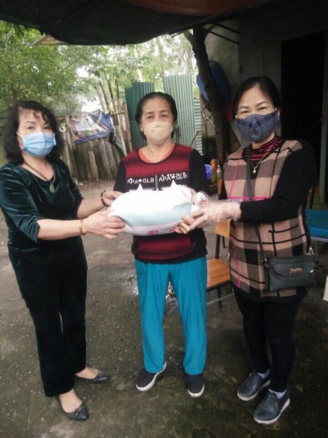 Hội phụ nữ xã Mê Linh trao quà cho hộ nghèo. Tổng cộng trong ngày 12/4, Hội đã tiếp nhận 200 thùng mì tôm, 5.000 quả trứng, 3.000kg gạo, 500 mũ chắn giọt bắn và 7.000 chiếc khẩu trang kháng khuẩn hỗ trợ cho các gia đình khó khăn trên địa bàn.