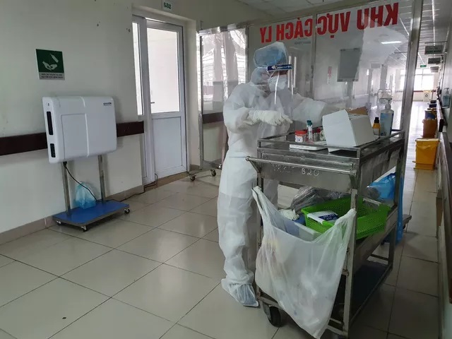 Nhân viên y tế Khoa Nhiễm khuẩn Tổng hợp chuẩn bị bắt đầu ca làm việc tại phòng điều trị bệnh nhân COVID-19. Ảnh: NVCC