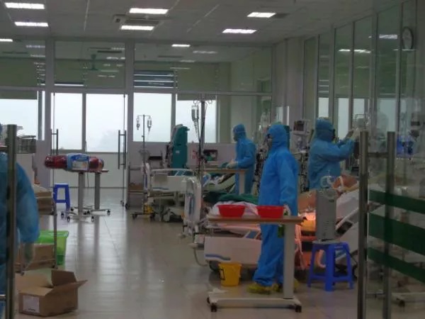 Bác sĩ và các điều dưỡng viên điều trị, chăm sóc bệnh nhân nhiễm COVID-19. Ảnh: NVCC
