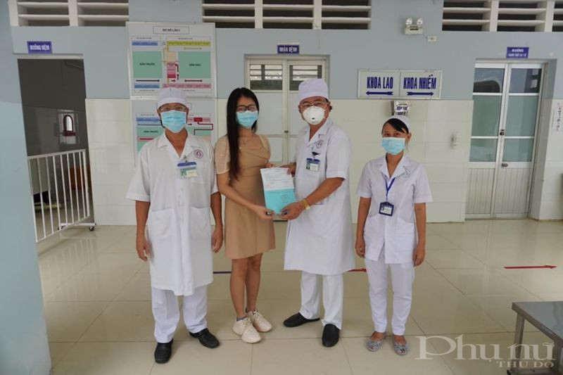 B&aacute;c sĩ BV Đa khoa C&agrave; Mau trao quyết định c&ocirc;ng bố khỏi bệnh cho bệnh nh&acirc;n.