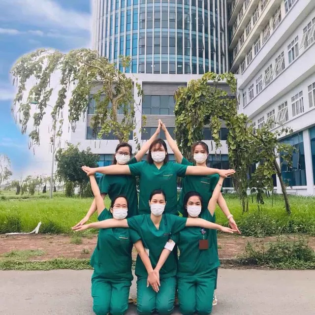 Tập thể điều dưỡng viên Khoa Cấp cứu, BV Bệnh Nhiệt đới TƯ cơ sở 2. Ảnh: NVCC