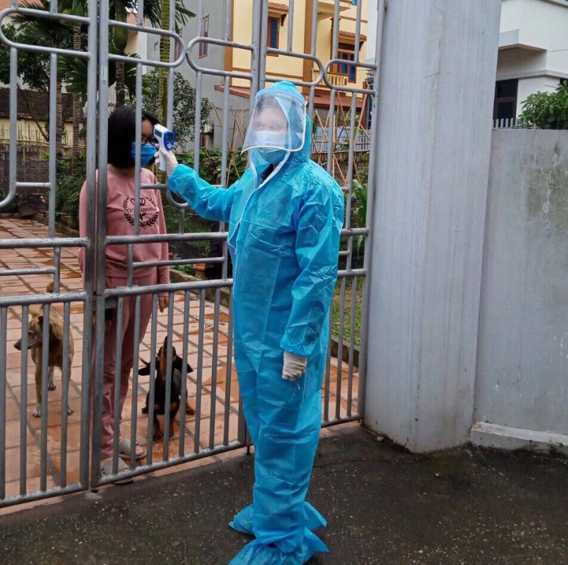 Hội viên phụ nữ thôn Hạ Lôi tham gia tổ giám sát ở địa phương, thực hiện kiểm tra thân nhiệt cho người dân bị cách ly y tế