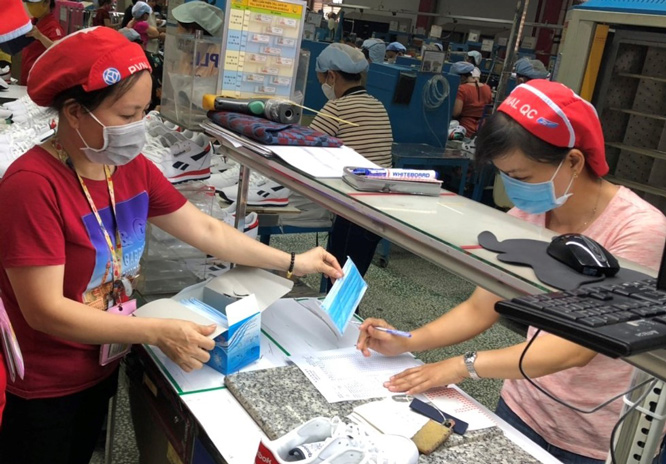 Công ty TNHH PouYuen Việt Nam đã có nhiều biện pháp phòng dịch, nhưng nguy cơ lây nhiễm vẫn còn cao. Công ty TNHH PouYuen Việt Nam đã có nhiều biện pháp phòng dịch, nhưng nguy cơ lây nhiễm vẫn còn cao.