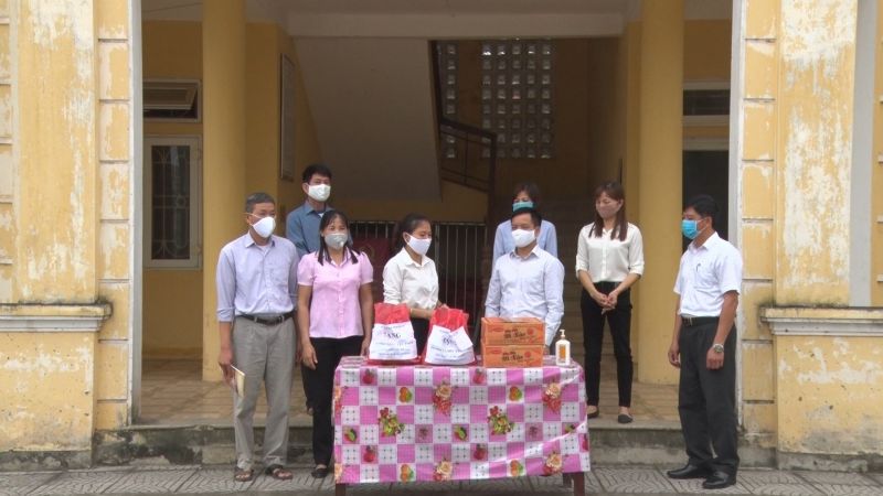 Đồng chí Đỗ Thị Thúy Hằng- Chủ tịch Hội LHPN huyện Ba Vì  (thứ 3 từ trái sang) tặng quà cho các gia đình thực hiện cách ly trên địa bàn