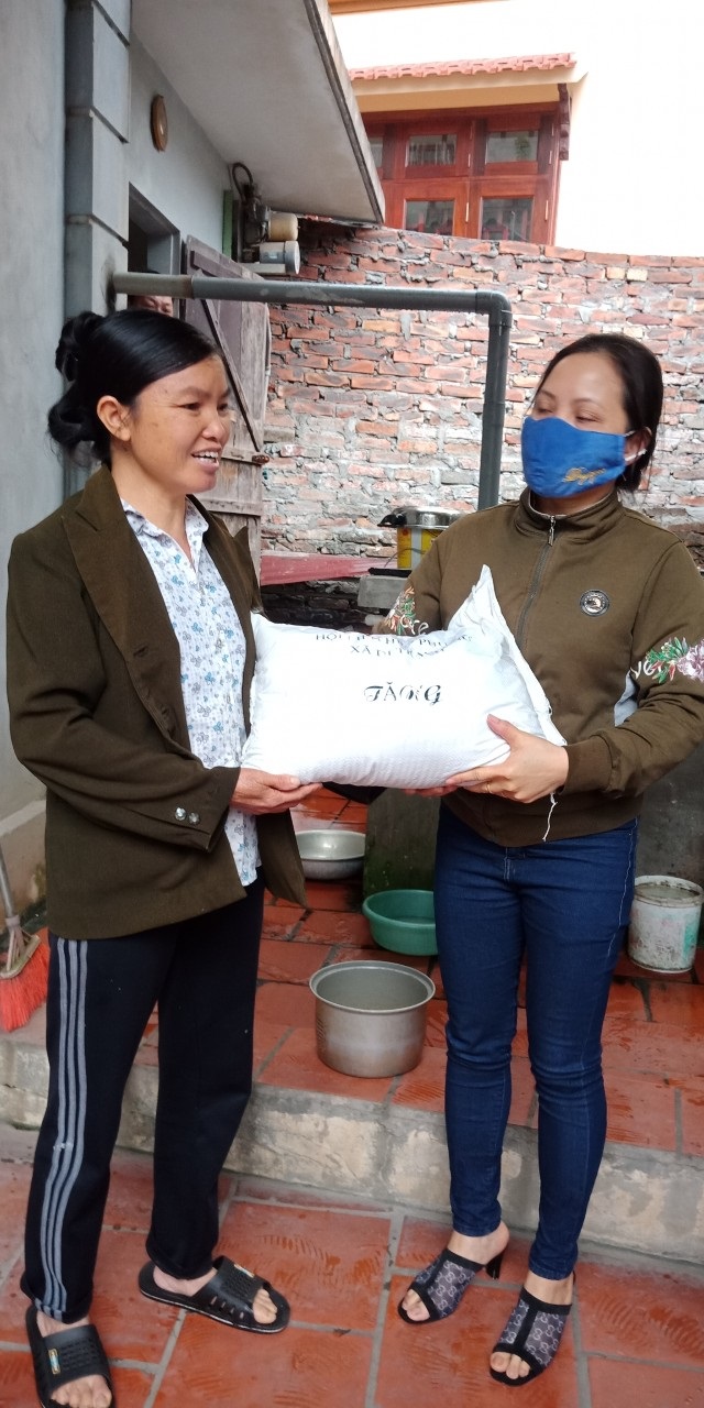 Chị Nguyễn Thị Đức, thôn Dậu 2, xã Di Trạch  cảm ơn Hội đã dành sự quan tâm tới các gia đình. Chị cũng là một trong 13 gia đình phụ nữ khó khăn bị ảnh hưởng do dịch bệnh mỗi hộ 10 kg gạo