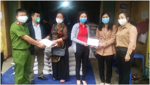 Hội LHPN huyện trao quà cho xã Đông La