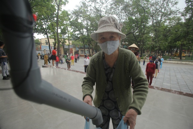 Hình ảnh người dân đến nhận gạo miễn phí tại Nhà văn hóa phường Nghĩa Tân (quận Cầu Giấy, Hà Nội) vào sáng 11/4 vừa qua (Ảnh: Nguyễn Trường)