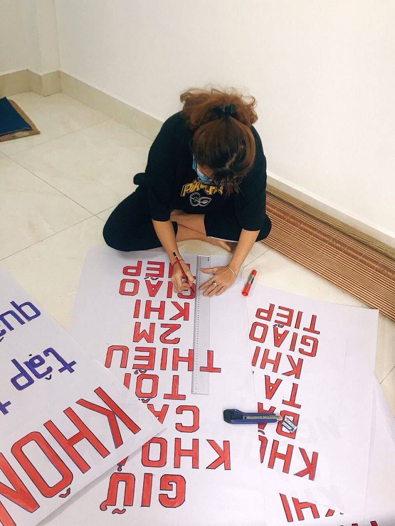 Hội viên phụ nữ thiết kế các pano khẩu hiệu tuyên truyền phòng dịch từ các nguyên vật liệu tái chế