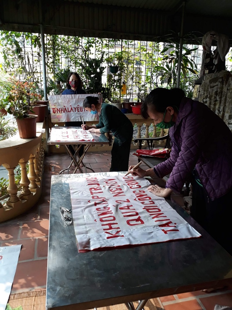 Thực hiện cách ly xã hội các chị em cán bộ Hội viên phụ nữ tham gia phong trào thiết kế khẩu hiệu tuyên truyền chống dịch làm việc theo nhóm thì  vẫn luôn đảm bảo khoảng cách an toàn