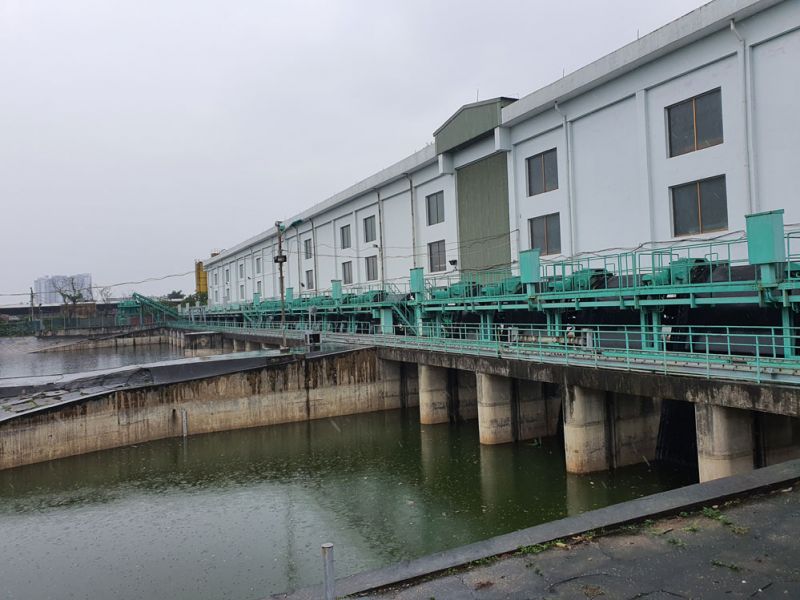 Tại cụm c&ocirc;ng tr&igrave;nh đầu mối Y&ecirc;n Sở, c&ocirc;ng t&aacute;c duy tu, bảo dưỡng, sửa chữa c&aacute;c m&aacute;y bơm cũng đang được thực hiện nhằm chuẩn bị c&aacute;c điều kiện tốt nhất cho vận h&agrave;nh, điều tiết tho&aacute;t nước tại c&aacute;c s&ocirc;ng, hồ nội th&agrave;nh.