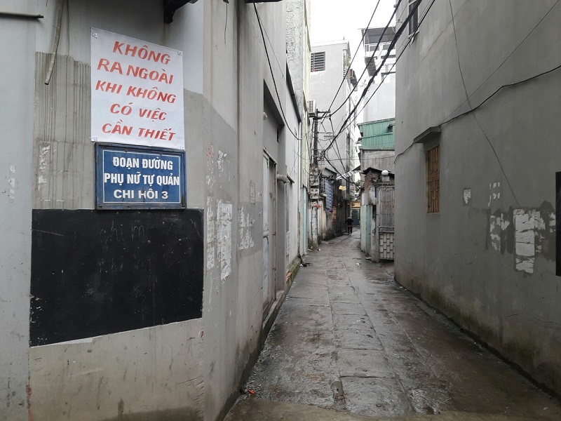 Những tấm khẩu hiệu tuyên truyền được chị em phụ nữ dán, treo ở khu vực các tuyến đường ngõ xóm phù hợp dễ nhìn