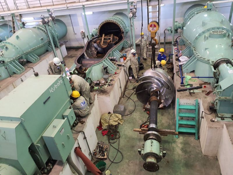 Tổ cơ giới số 11, X&iacute; nghiệp thi c&ocirc;ng cơ giới khẩn trương thực hiện, bảo đảm khơi th&ocirc;ng d&ograve;ng chảy, đưa nước tho&aacute;t nhanh về Trạm bơm đầu mối Y&ecirc;n Sở.