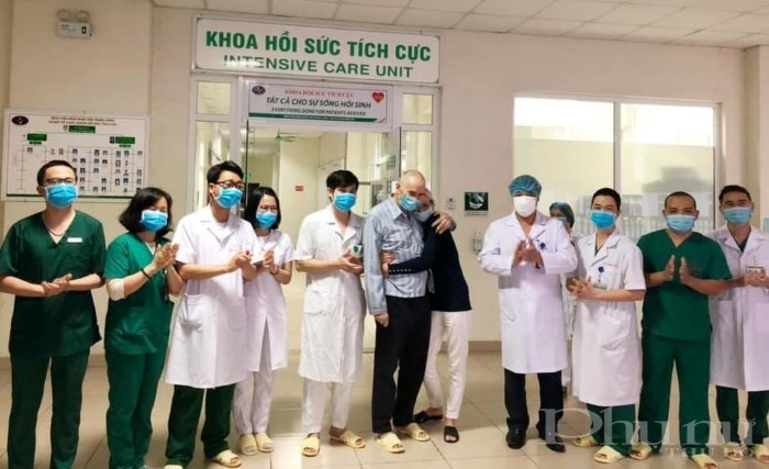 BN28 và vợ xúc động khi được các bác sĩ BV Nhiệt đới TƯ công bố khỏi bệnh vào khuya ngày 14/4.
