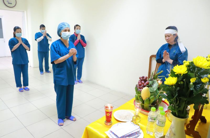 Cán bộ nhân viên bệnh viện số 2 Hạ Long chia sẻ mất mát với Điều dưỡng Trưởng Hoàng Thị Thu Hương.