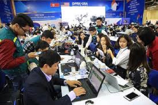 Nhà báo tác nghiệp trong môi trường báo chí hiện đại.