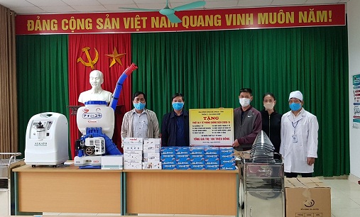 Chị Hoàng Thị Thu cùng chồng ủng hộ vật dụng phòng chống dịch cho Ban Chỉ đạo phòng chống dịch xã Ninh Hiệp Chị Hoàng Thị Thu cùng chồng ủng hộ vật dụng phòng chống dịch cho Ban Chỉ đạo phòng chống dịch xã Ninh Hiệp