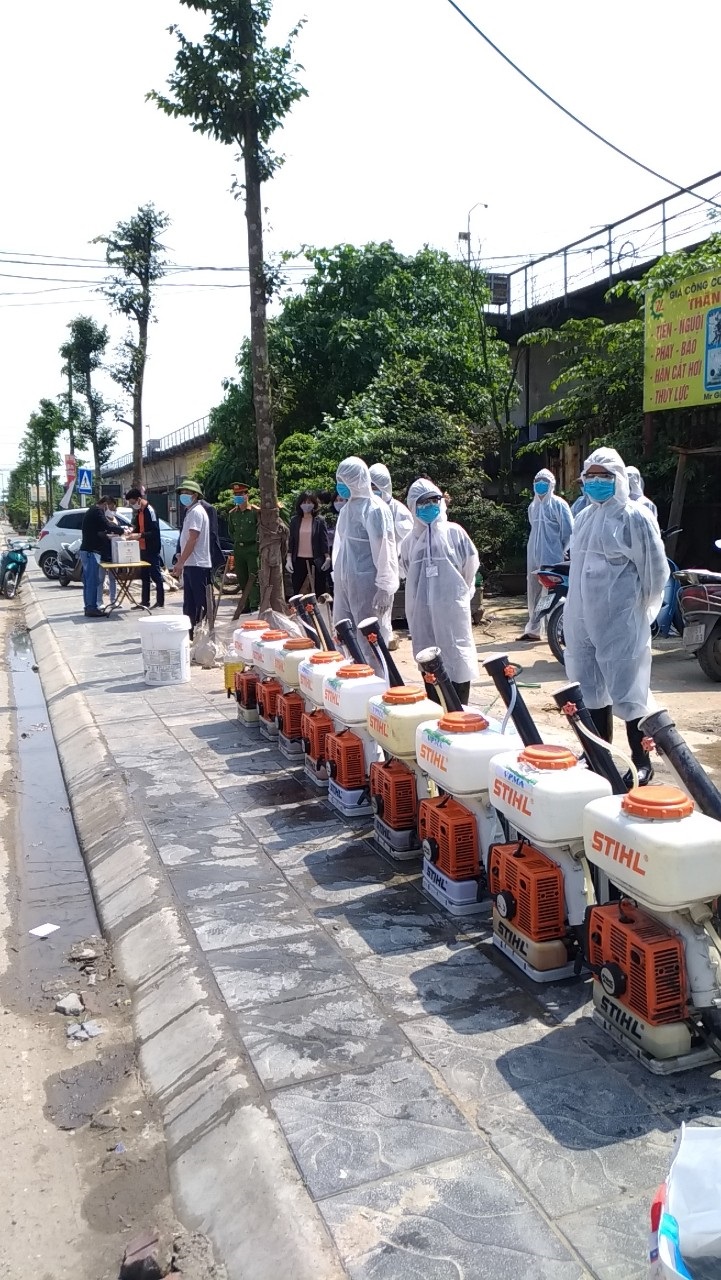 Bằng nguồn xã hội hóa, Hội LHPN Đông Anh đã phối hợp Hội phòng trừ côn trùng Việt Nam tiến hành phun khử khuẩn khu vực giáp ranh với huyện Mê Linh