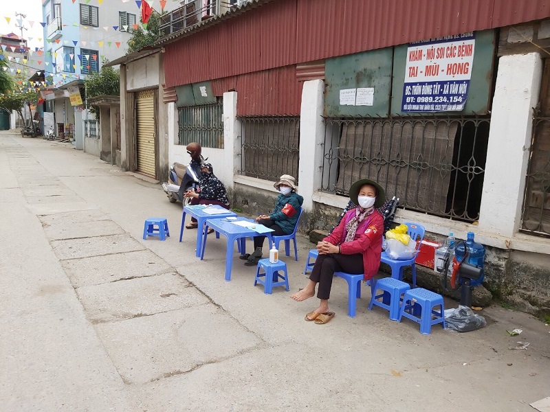 Cán bộ Hội viên phụ nữ tham gia các chốt trực nhắc nhở người dân thực hiên nghiêm túc Chỉ thị 16 của Thủ tướng Chính phủ và hỗ trợ cung cấp nhu yếu phẩm cho các hộ gia đình thuộc diện cách ly...