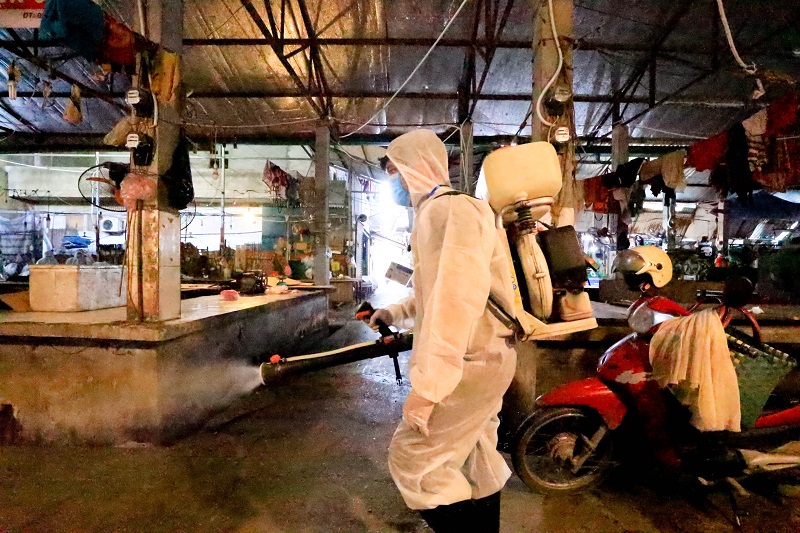 Phun khử khuẩn tại chợ đầu mối Bắc Thăng Long