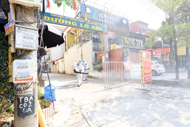 Hội LHPN huyện Đông Anh đã phối hợp với phối hợp với Hội phòng trừ côn trùng Việt Nam tổ chức phun khử khuẩn tại địa bàn khu dân cư Thăng Long