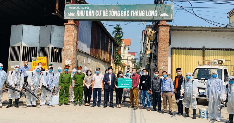 Hội LHPN huyện Đông Anh phối hợp với Hộiphòng trừ côn trùng Việt Nam tổ chức phun khử khuẩn tại địa bàn khu dân cư Bắc Thăng Long