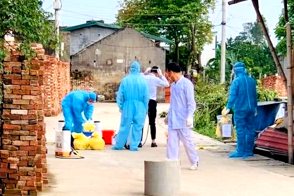 Đội phản ứng nhanh Trung t&acirc;m y tế huyện Thường T&iacute;n phun khử khuẩn bằng Cloramin B tại gia đ&igrave;nh bệnh nh&acirc;n v&agrave; c&aacute;c khu vực li&ecirc;n quan