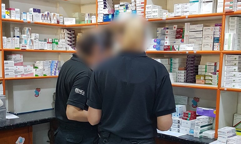 Anh bắt giữ 2 người tung tin giả, bán trái phép bộ xét nghiệm Covid-19 - ảnh 1