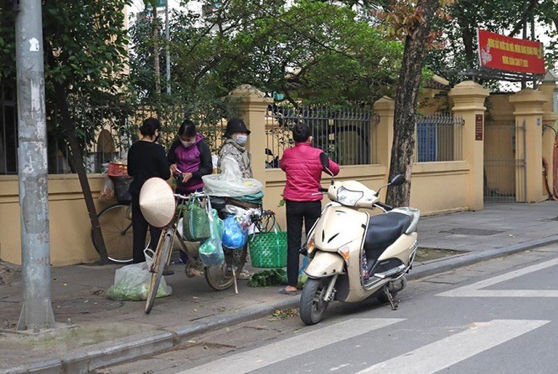Trong ng&agrave;y cuối c&ugrave;ng thực hiện gi&atilde;n c&aacute;ch x&atilde; hội ở H&agrave; Nội, tr&ecirc;n một số tuyến đường, những g&aacute;nh h&agrave;ng rong cũng đ&atilde; bắt đầu hoạt động trở lại