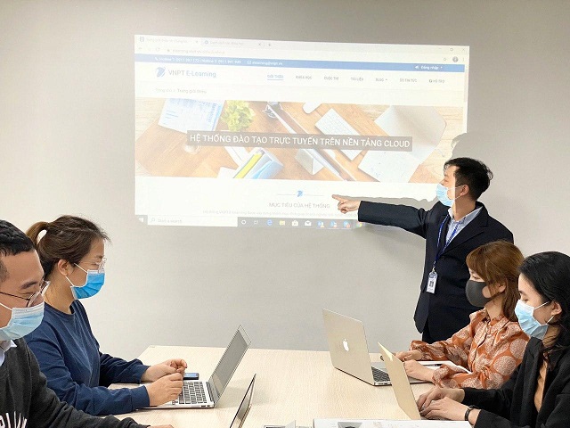 Chuy&ecirc;n gia VNPT giới thiệu giải ph&aacute;p E-learming cho c&aacute;c gi&aacute;o vi&ecirc;n.