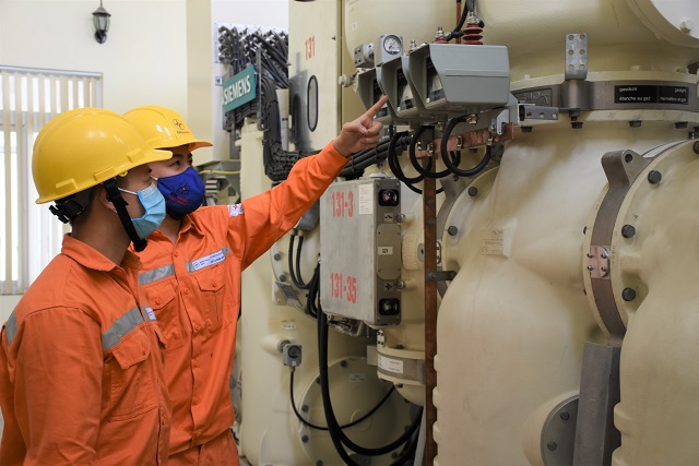 CBCNV EVNHANOI li&ecirc;n tục kiểm tra t&igrave;nh trạng vận h&agrave;nh của thiết bị.