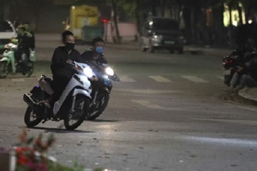 Nhóm thanh niên tụ tập đua xe trái phép đêm 9, rạng sáng ngày 10/4/2020 tại khu vực hồ Hoàn Kiếm.