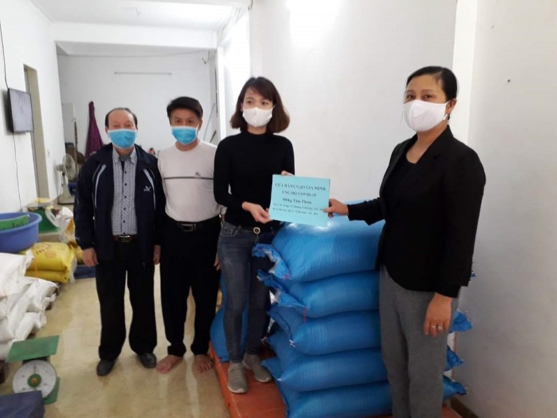 Chị Tạ Thị Thiệp Chi hội phụ nữ tổ dân phố Cửu Việt, Thị trấn Trâu Quỳ, huyện Gia Lâm ủng hộ 5 tạ gạo. Cùng với đó trong 2 ngày 13 và 14 Hội viên phụ nữ thị trấnTrâu Quỳ, xã Yên Viên, xã Dương Xá ủng hộ 933 kg gạo, 10 thùng mì tôm, 1500 khẩu trang về Ban chỉ đạo phòng chống dịch tại địa phương với tổng số tiền là 24  triệu đồng