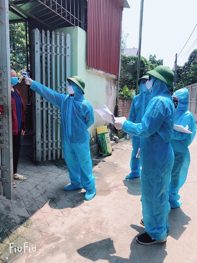 Hội vi&ecirc;n phụ nữ phối hợp tham gia đo&agrave;n kiểm tra, gi&aacute;m s&aacute;t th&acirc;n nhiệt người d&acirc;n trong th&ocirc;n Hạ L&ocirc;i