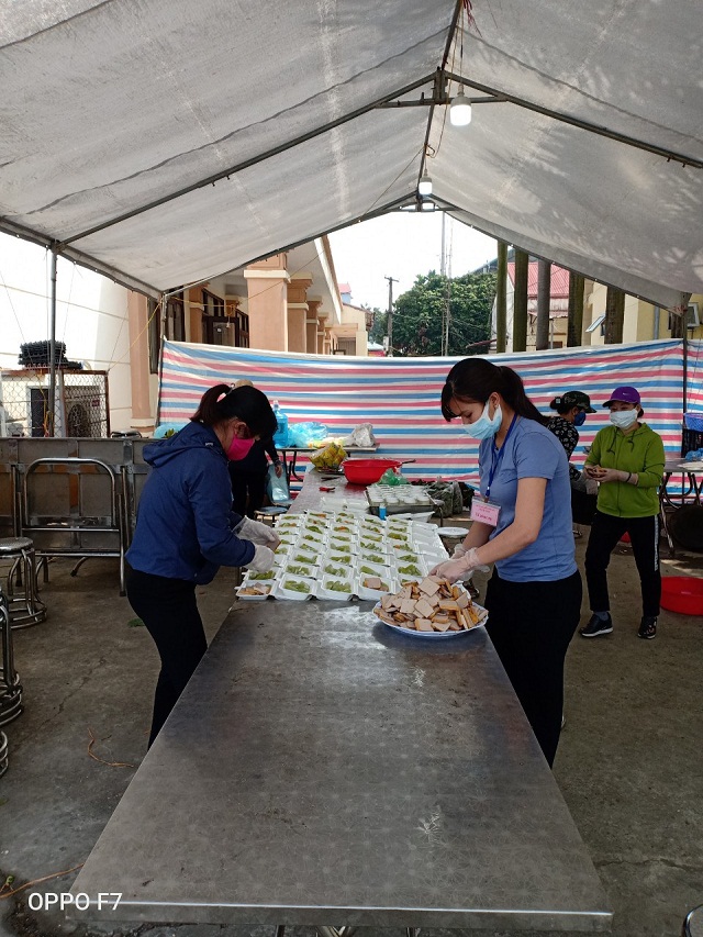 Những suất ăn được c&aacute;c hội vi&ecirc;n phụ nữ chuẩn bị chu đ&aacute;o, đảm bảo an to&agrave;n thực phẩm.