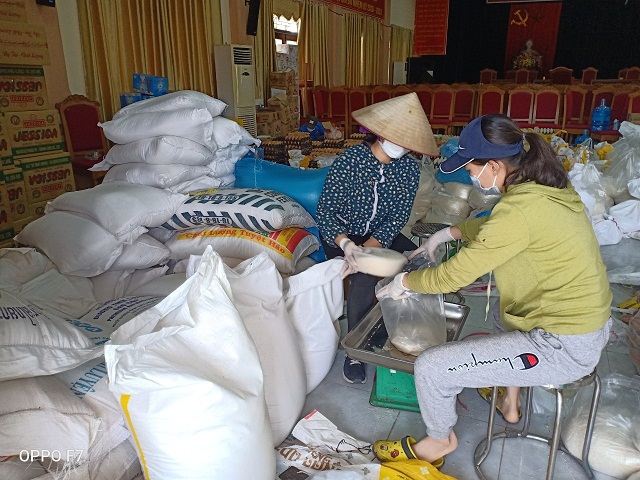 C&aacute;c hội vi&ecirc;n phụ nữ chia gạo trước khi ph&aacute;t về từng hộ d&acirc;n tr&ecirc;n địa b&agrave;n th&ocirc;n Hạ L&ocirc;i