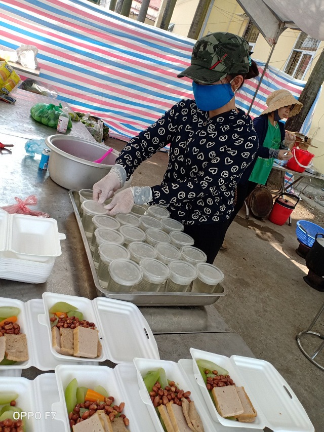 Hội vi&ecirc;n Hội LHPN x&atilde; M&ecirc; Linh hiện đang sinh sống tại th&ocirc;n Hạ L&ocirc;i tham gia c&ocirc;ng t&aacute;c hậu cần phục vụ lực lượng ph&ograve;ng chống dịch.