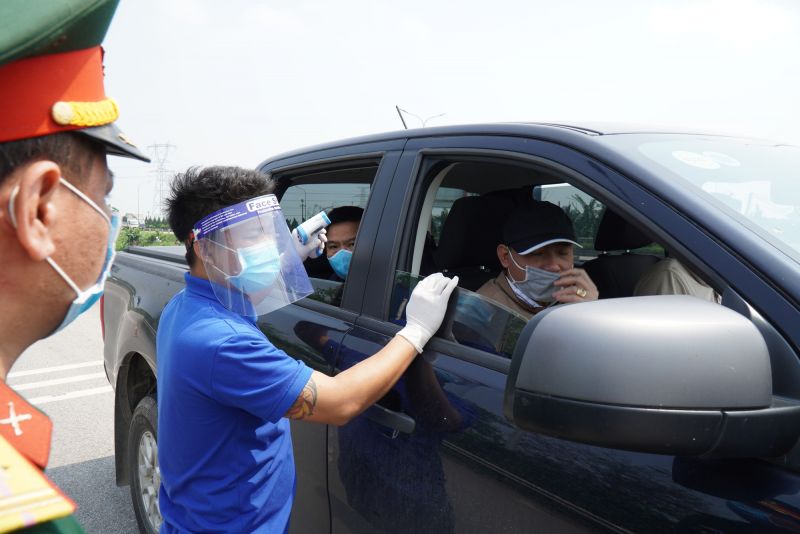 Chốt li&ecirc;n ng&agrave;nh của thị x&atilde; Từ Sơn (Bắc Ninh) kiểm so&aacute;t ph&ograve;ng chống dịch Covid-19 tại ch&acirc;n cầu vượt Đại Đ&igrave;nh, khu vực đảo tr&ograve;n, cửa Khu c&ocirc;ng nghiệp VSIP, hướng v&agrave;o Khu c&ocirc;ng nghiệp VSIP v&agrave; thị xã Từ Sơn.